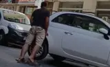 بالفيديو...رجل يزيح سيارة مركونة تغلق الطريق بيديه فقط