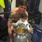 ميسي يحتفل بالفوز رفقة.. ابنه والكأس