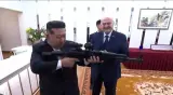 خلال زيارة رسمية.. رئيس كوريا الشمالية  يختبر بندقية أمام ضيفه  الرئيس البيلاروسي