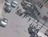 مهاجر إفريقي يعتدي على سيدة ورضيعها وتدخل بطولي لمواطن ينقذها من كارثة!