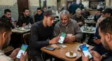 زبناؤهم من مختلف الأعمار... "تجار دولار" تطبيقات القمار يحتلون المقاهي الشعبية