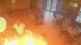 بالفيديو..زبون غاضب يشعل حريقا في مقهى بسبب نفاد المايونيز.