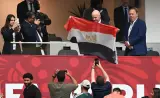 إنفانتينو يرفع علم مصر في المدرجات بعد إقصاء "الفراعنة" المثير للجدل