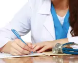 مأساة طبيبة مغربية بفرنسا.. صُدمت بمطالبتها بإرجاع 60 مليون سنتيم بعد سنوات من العمل في المستعجلات