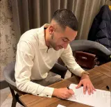 حكيم زياش يرتدي القميص الأحمر رسميًا ورئيس الوداد يشعل مواقع التواصل