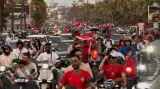 ما لم تنقله شاشات التلفزيون: بيضاويون يحولون كورنيش عين الذياب إلى أمواج بشرية احتفالا بثلاثية الأسود
