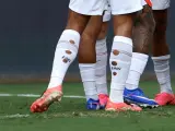 ظاهرة غريبة في كأس العالم 2026.. لماذا يمزق اللاعبون جواربهم؟