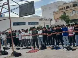 "صلّي في داركم".. منع طلاب من الصلاة يشعل جدلاً واسعاً في تونس(فيديو)
