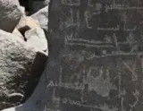 حدث تاريخي استثنائي.. السعودية تعلن عن كشف أثري مدهش يضم نقوشاً نادرة لثاني الخلفاء الراشدين عمر بن الخطاب!