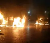 أعمال شغب بأيت اعميرة وإنزكان.. محتجون يخربون سيارات القوات العمومية ويضرمون النار فيها(صور وفيديوهات)