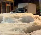 ظاهرة غريبة في البرنوصي بالدار البيضاء..رغوة كثيفة تغطي الشوارع وتثير التساؤلات(صور)