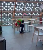 جاء من دولة بترولية.. مشجع يلتحف العلم الجزائري يتسول المسافرين ويبيت في محطة القطار