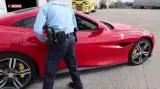 مخالفة سرعة بسيارة فيراري تكشف عن شبكة احتيال اجتماعي في فرنسا