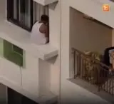 تصرف متهور لمسن على نافذة بناية مرتفعة يثير الانتقادات