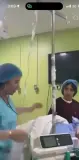 فيديو صادم يثير غضباً واسعاً في تونس.. ممرضة تسخر من مريضة تحت التخدير وتلوح بضربها