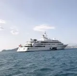 سعره يفوق 130 مليار.. يخت "ليدي مورا" الفاخر يرسو بسواحل المضيق ويثير إعجاب الساكنة والزوار