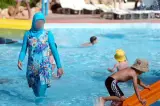 منع المحجبات من السباحة ب"البوركيني" يثير غضبا بالمغرب