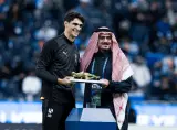 منح تذكارا له أكثر من دلالة.. إدارة الهلال تفاجئ "بونو" بتكريم خاص بعد تتويجه كأفضل حارس في إفريقيا