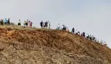 مئات المهاجرين يحتشدون فوق المرتفعات القريبة من معبر تراخال لاقتحام سبتة