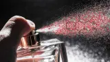 عطور شهيرة قد تؤثر على الهرمونات وتسبب تساقط الشعر وزيادة الوزن