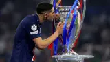 بطل إفريقيا وأوروبا.. الأسطورة حكيمي يُرصّع مشواره بـ18 لقباً بعد التتويج الأوروبي الجديد مع باريس!
