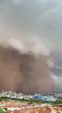 لحظات مرعبة لسحابة ضخمة من الغبار تغطي سماء مدينة برازيلية