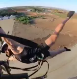 بالفيديو..شاب  ينفذ حركة بهلوانية على متن مروحية طائرة ويحطم رقم "غينيس" العالمي