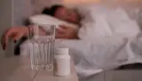 خبراء يحذّرون من وضع كوب الماء بجوار السرير أثناء النوم