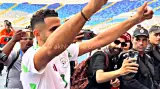 تحية لاعبي المنتخب الجزائري للجماهير بعد نهاية مباراة غينيا بمركب محمد الخامس