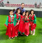 بالصور : أطفال مغاربة يخطفون الأنظار على هامش نهائي كأس "جيم" بقطر