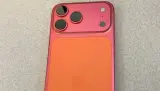 جدل واسع بعد تغيّر لون "آيفون 17 برو" البرتقالي إلى وردي لامع