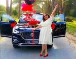 رجل يهدي لزوجته سيارة لتعبها في شهر رمضان(صور)