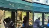في قلب لندن وبوضح النهار.. لصّان يقتحمان محل مجوهرات ويستوليان على محتوياته بجرأة صادمة