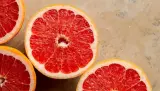 حبة ونصف من الجريب فروت يومياً قد تخفّض ضغط الدم… لكن احذر التفاعلات الدوائية!