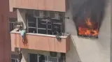 مشاهد تحبس الأنفاس لأطفال يقفزون من الطابق الثالث خلال حريق في بغداد