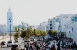 تجار الفنيدق يتساءلون: من المستفيد من "فوضى" احتلال الملك العمومي وإغراق المدينة بتجارة الأرصفة؟