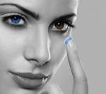 إليك مخاطر إرتداء العدسات اللاصقة.