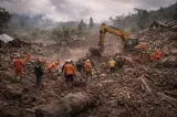 ارتفاع عدد ضحايا الانهيار الأرضي في إندونيسيا إلى 53 قتيلا
