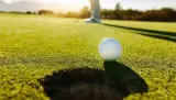 علماء يكتشفون سر الكرة التي ترفض السقوط في حفرة الغولف