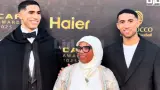 لحظة وصول حكيمي رفقة والدته وشقيقه إلى حفل جوائز الكرة الذهبية الإفريقية