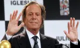 أسطورة الغناء الإسباني خوليو إغليسياس في قفص الاتهام بشبهة "الاعتداء الجنسي" والاتجار بالبشر