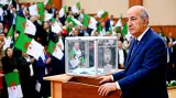 مشاركة "الأموات" في انتخابات الجزائر تعود إلى الواجهة من جديد.. زعيم حزب سياسي يفجر فضيحة مدوية (فيديو)