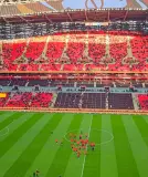 حماس كبير لحظة دخول الفريق الوطني أرضية الملعب والأسود تبادل الجماهير المغربية التحايا