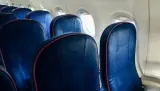 لماذا لا تتماشى المقاعد دائماً مع النوافذ في الطائرة؟ إليك الحقيقة الغائبة