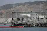 نهاية "الطوفان".. عودة قرابة 70 ألف مهاجر إلى المغرب وإسبانيا تنصب حواجز بحرية عائمة لمنع "الحراكة"
