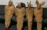 كمين محكم.. شاب إندونيسي وجيرانه يوقفون 4 لصوص ويحولونهم إلى شخصيات كرتونية حية (فيديو)