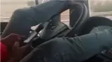 سائق شاحنة يقود بقدميه والهاتف بيديه على الطريق السيار.. وزارة النقل تتحرك والقضاء يلاحقه