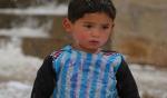 السفارة الإسبانية تمنح التأشيرة للطفل الأفغاني صاحب "قميص ميسي البلاستيكي"