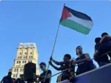 هانزي فليك يخرج عن صمته.. مدرب "البارصا" ينتقد رفع لامين جمال للعلم الفلسطيني