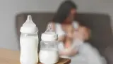 دراسة: تركيبة حليب الأم تتغير على مدار اليوم وتؤثر في ساعة الرضيع البيولوجية
